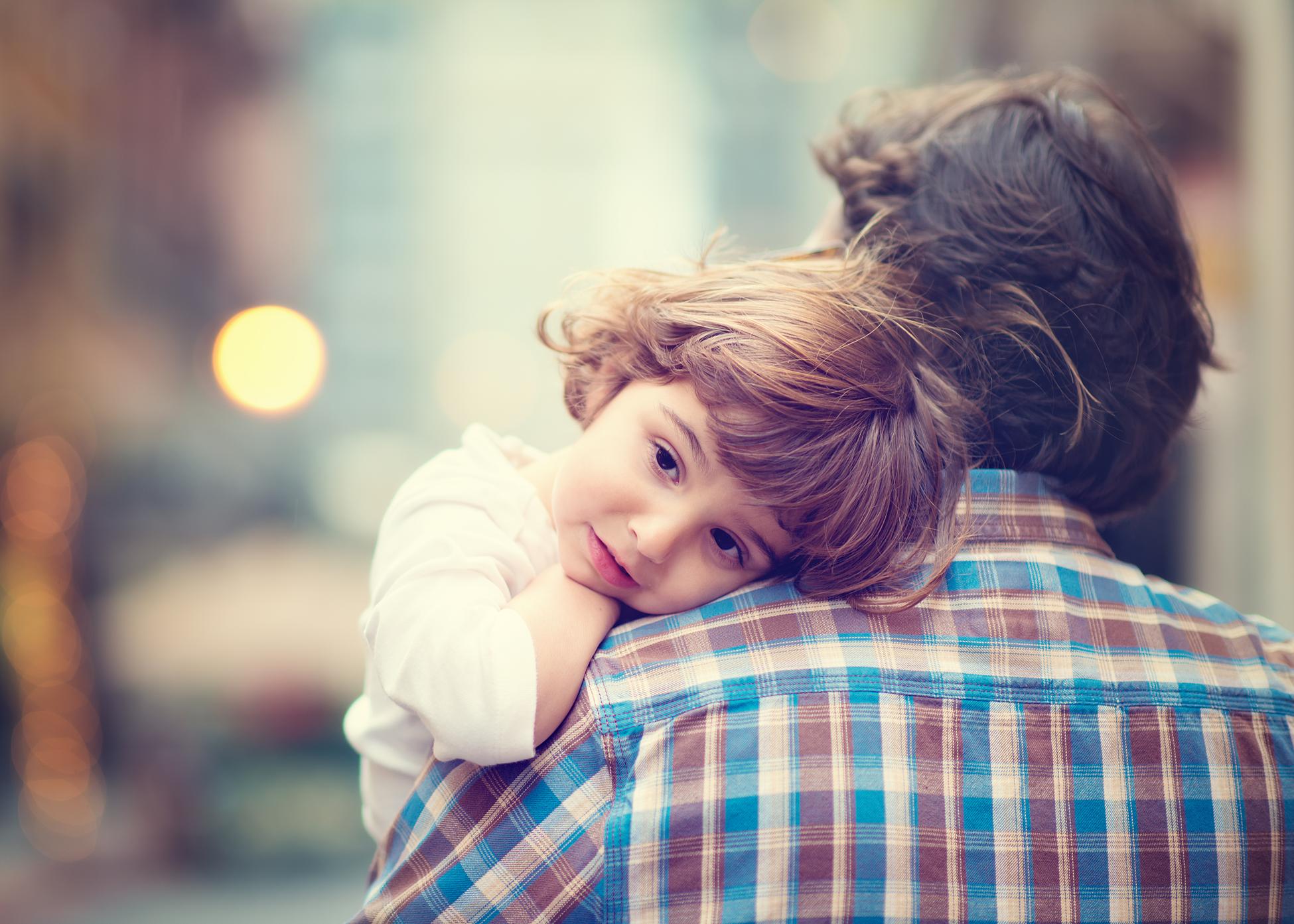 フランスから来た男性が小さな女の子を腕に抱いています。