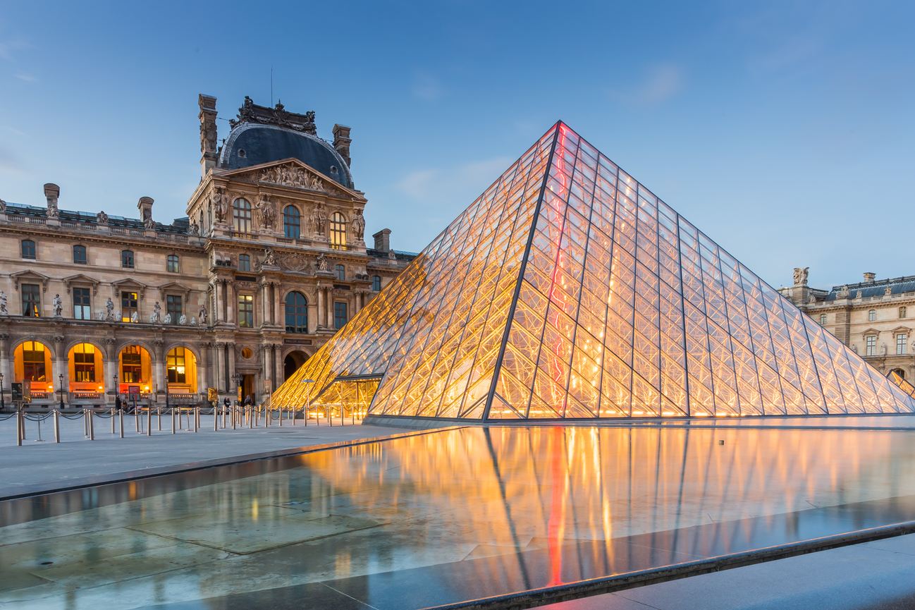 フランスの美しさを伝える、夕暮れのパリのルーブル美術館のピラミッド。