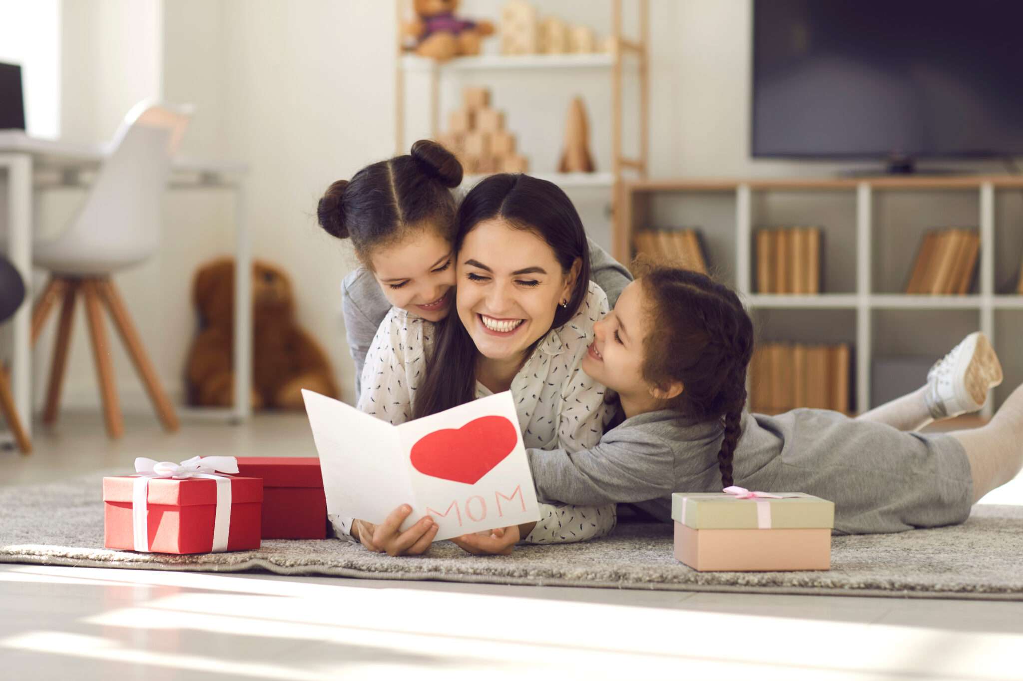 フランスで子供たちにバレンタインデーのカードを読み聞かせる母親。