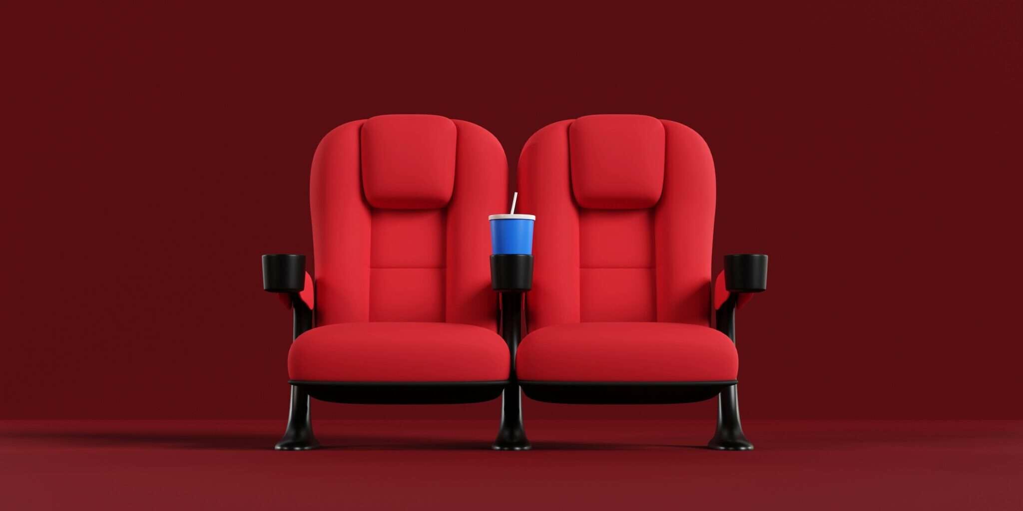 フランスのコーヒーを飲みながら赤い映画館の椅子 2 脚。
