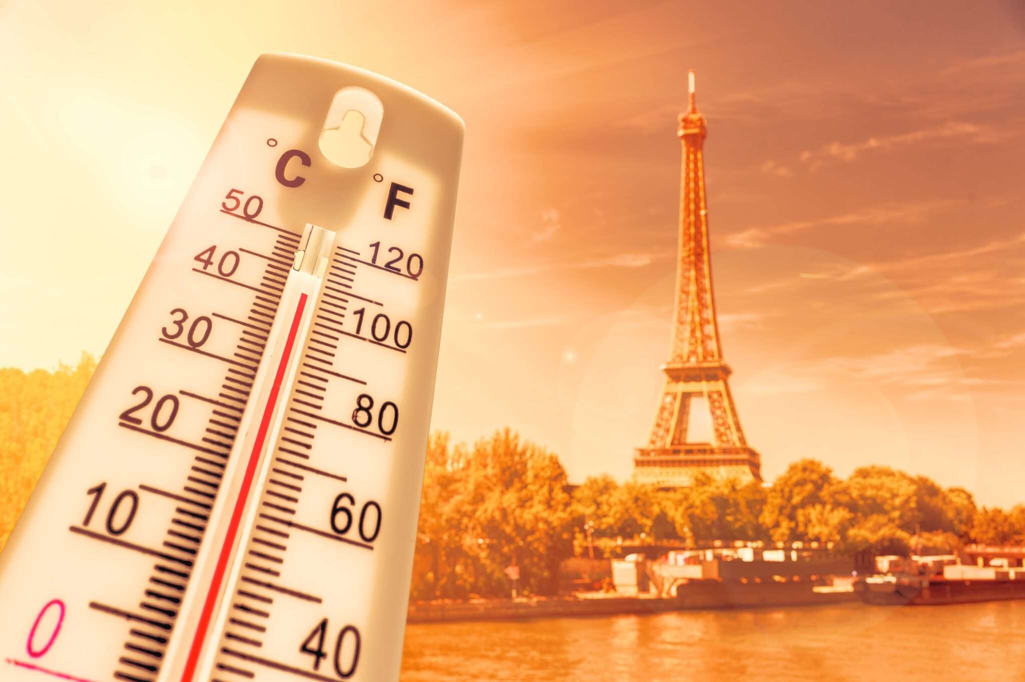 フランスのエッフェル塔の前にある温度計。