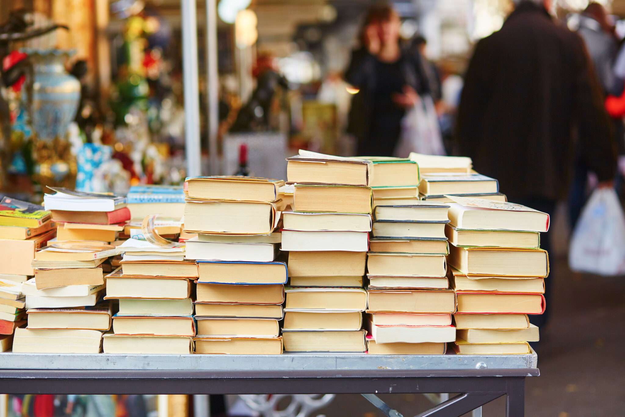 テーブルの上にはフランスの小説が数冊載った本の山。