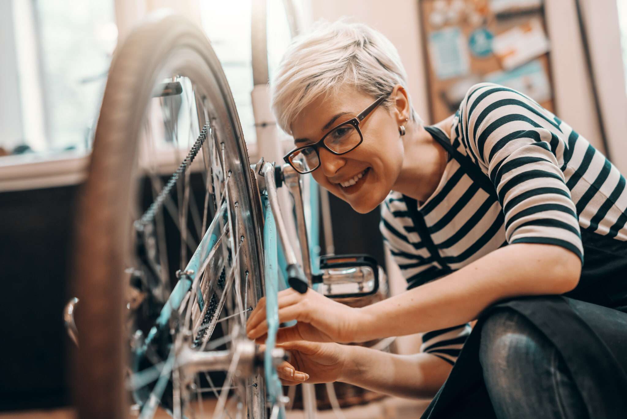 フランスの作業場で自転車に取り組む女性。