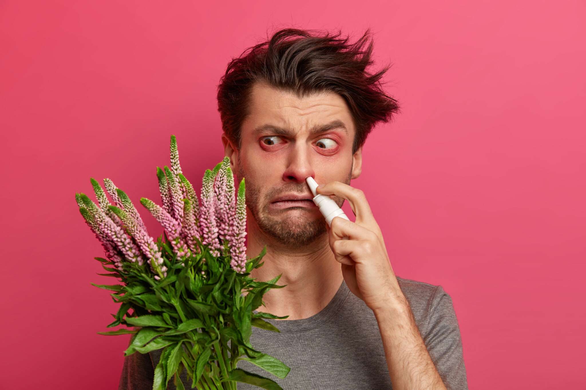フランスで花束を持った男性。
