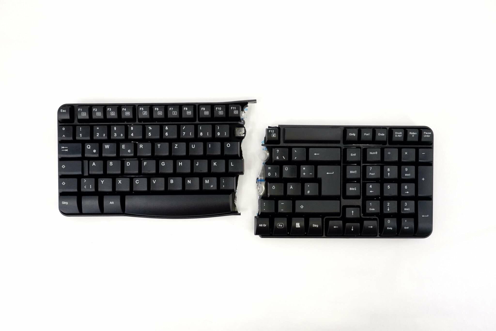 フランスの白い表面に壊れた 2 つのキーボード。