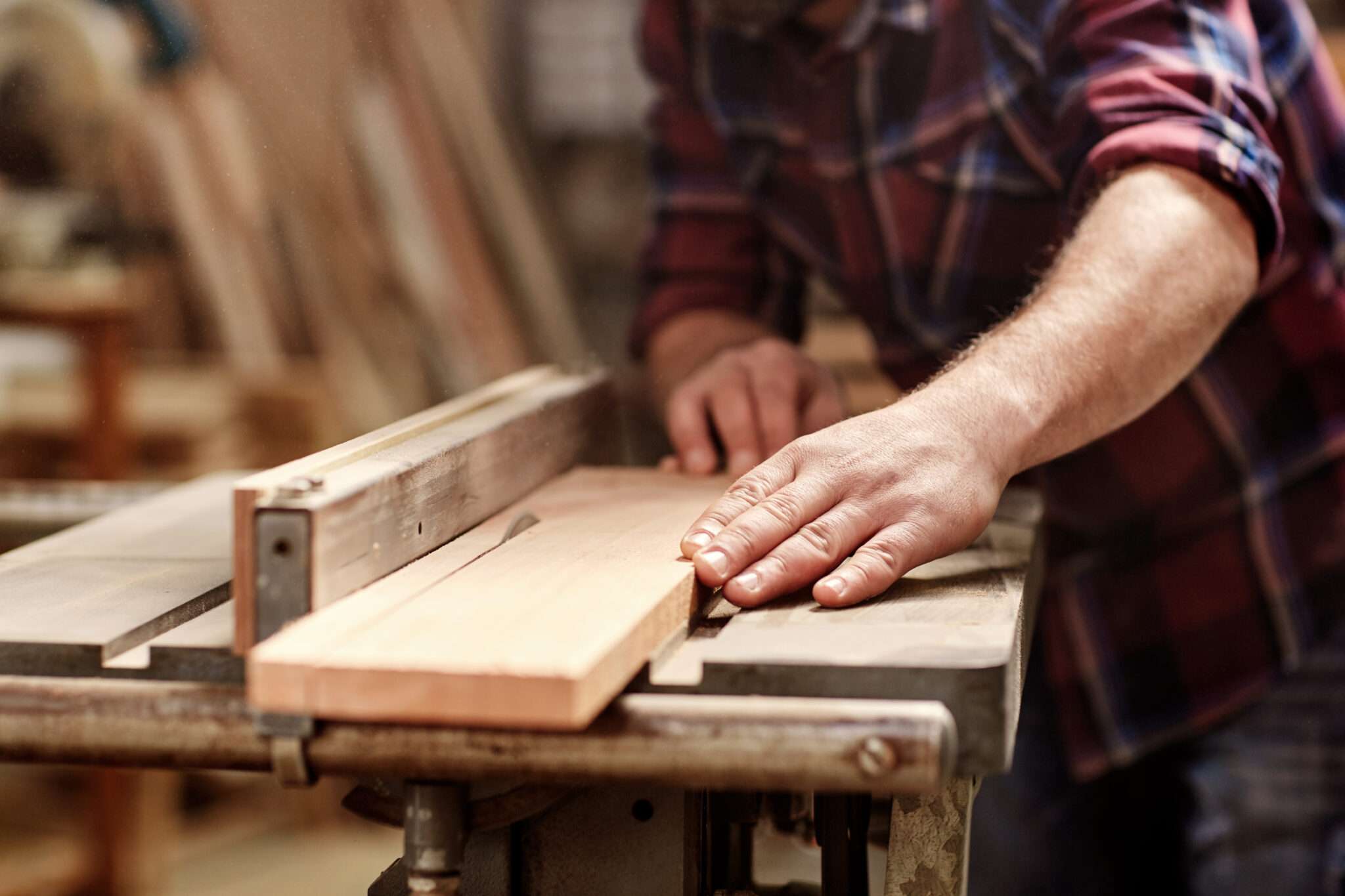 フランスの工房で男性が木工かんなを作っている。