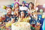 フランスで誕生日パーティーを祝う人々のグループ。