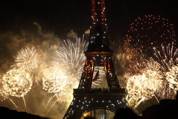 フランスのエッフェル塔が花火でライトアップされます。