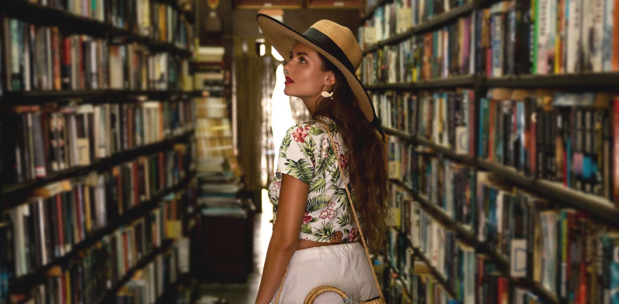 フランスの書店を歩く帽子をかぶった女性。
