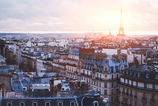 フランスの街並みからエッフェル塔が見えます。