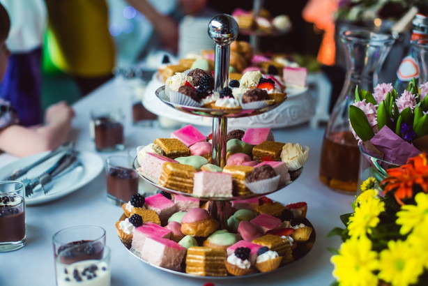 お茶会のテーブルにはフランスのデザートがいっぱい。