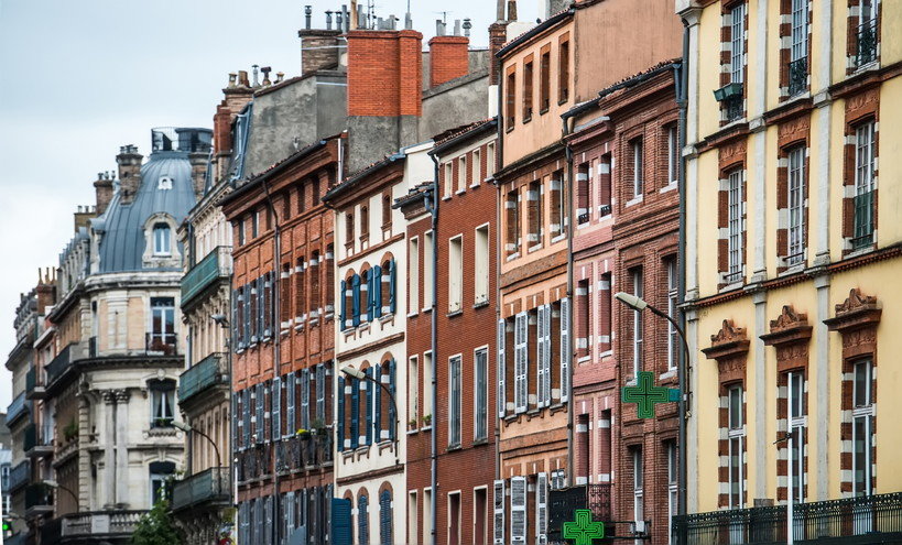 フランス通りにあるカラフルな建物の一列。