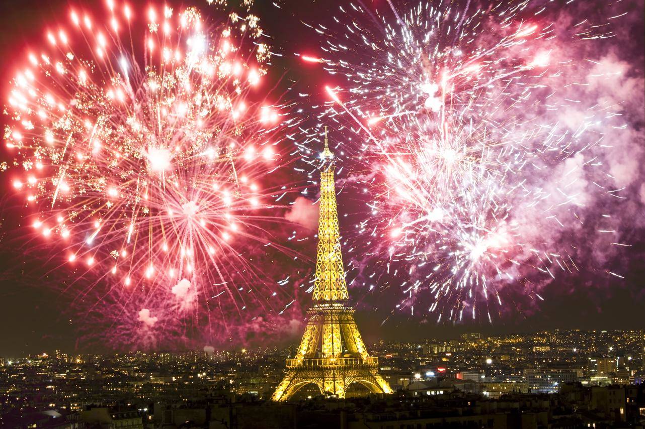 フランスのエッフェル塔上空で行われる花火。