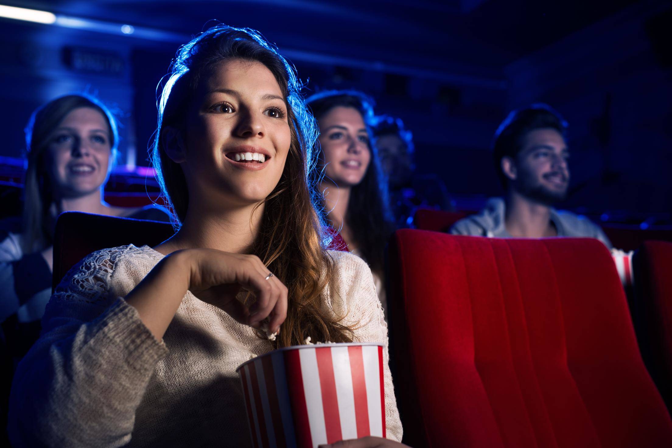 フランスの映画館で映画を見ている人々のグループ。
