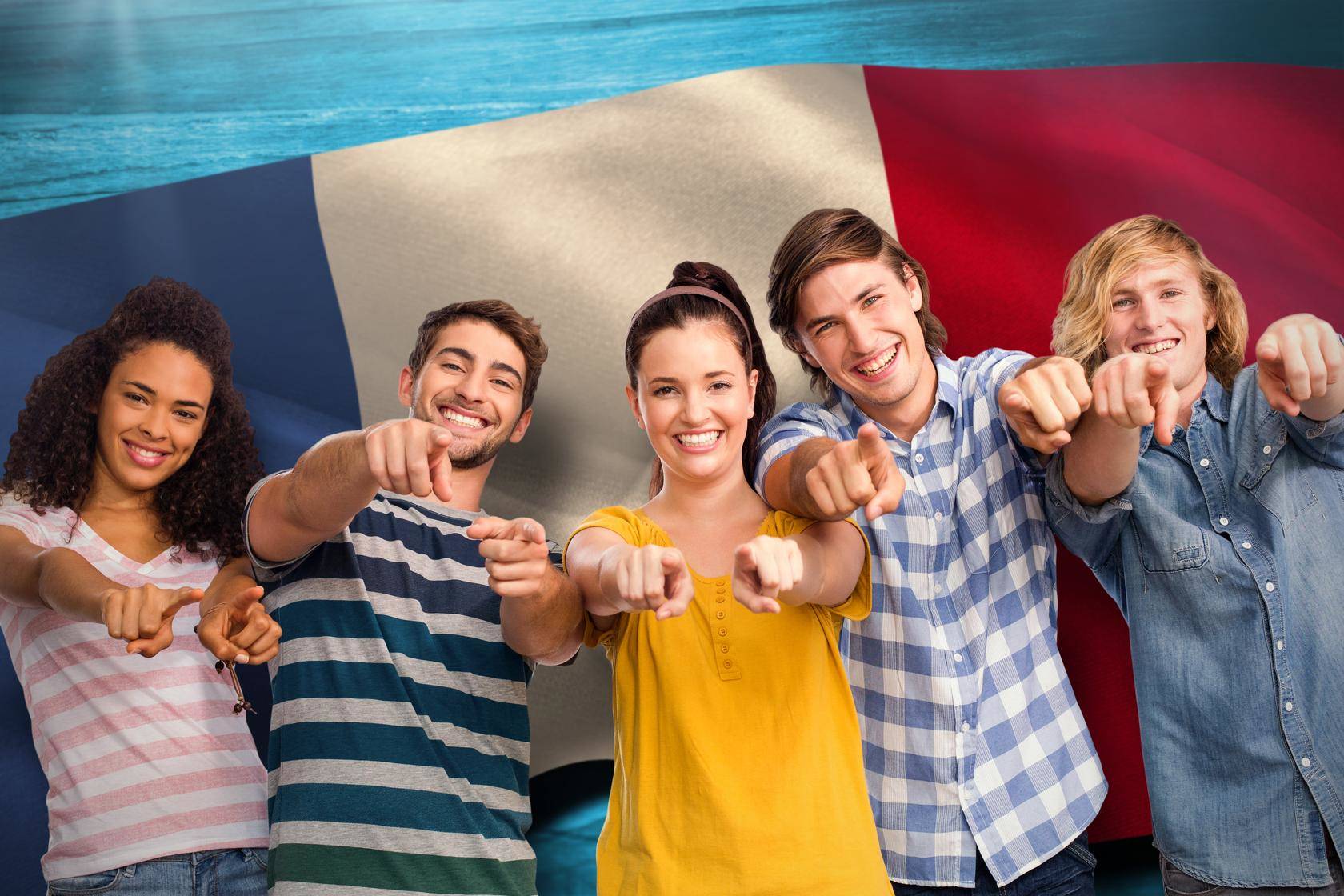 フランスの国旗を指さす人々のグループ。