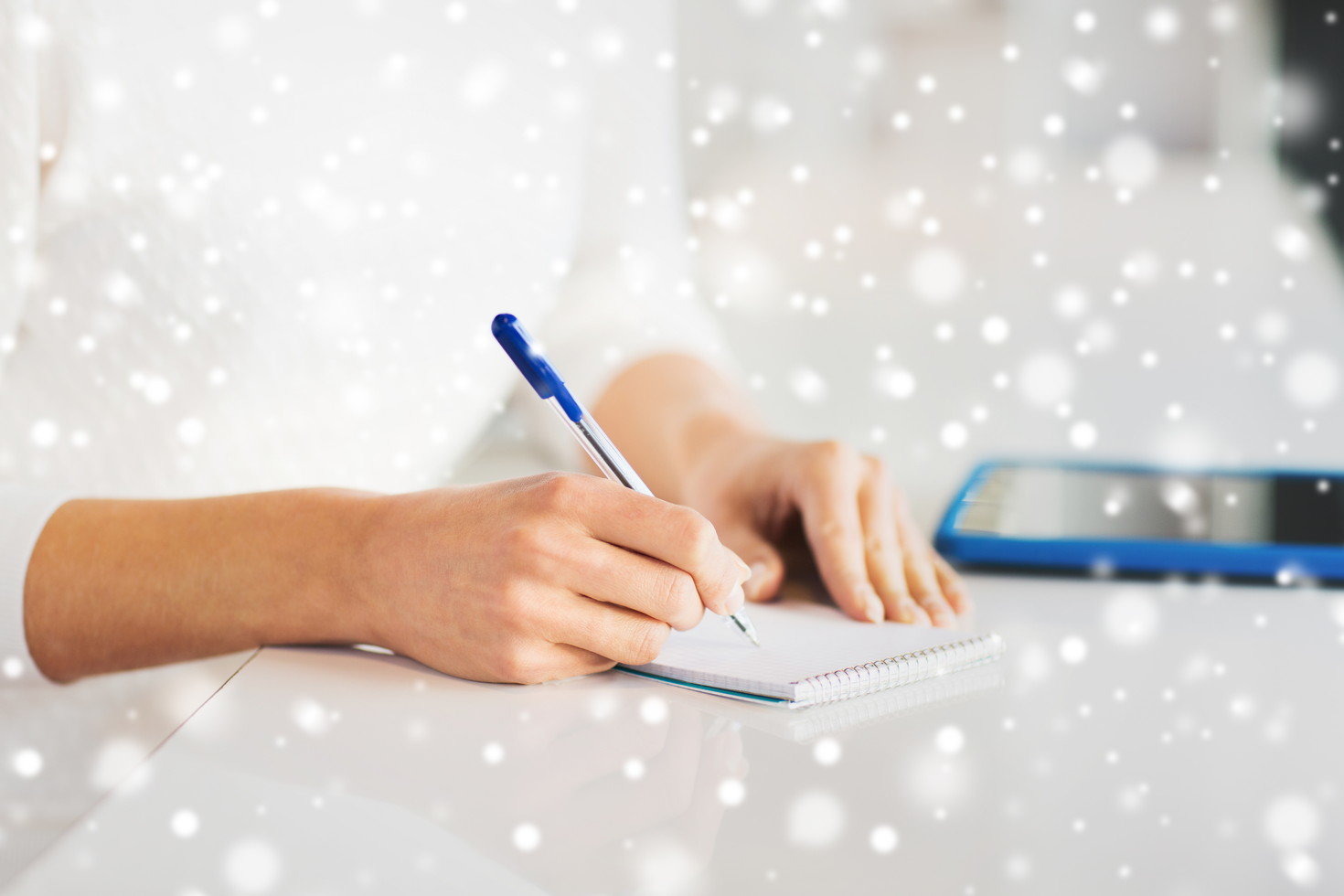 フランスで雪が降る前でノートに何かを書いている女性。