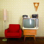 フランスをイメージした、赤い椅子と時計のある部屋にある古いテレビ。