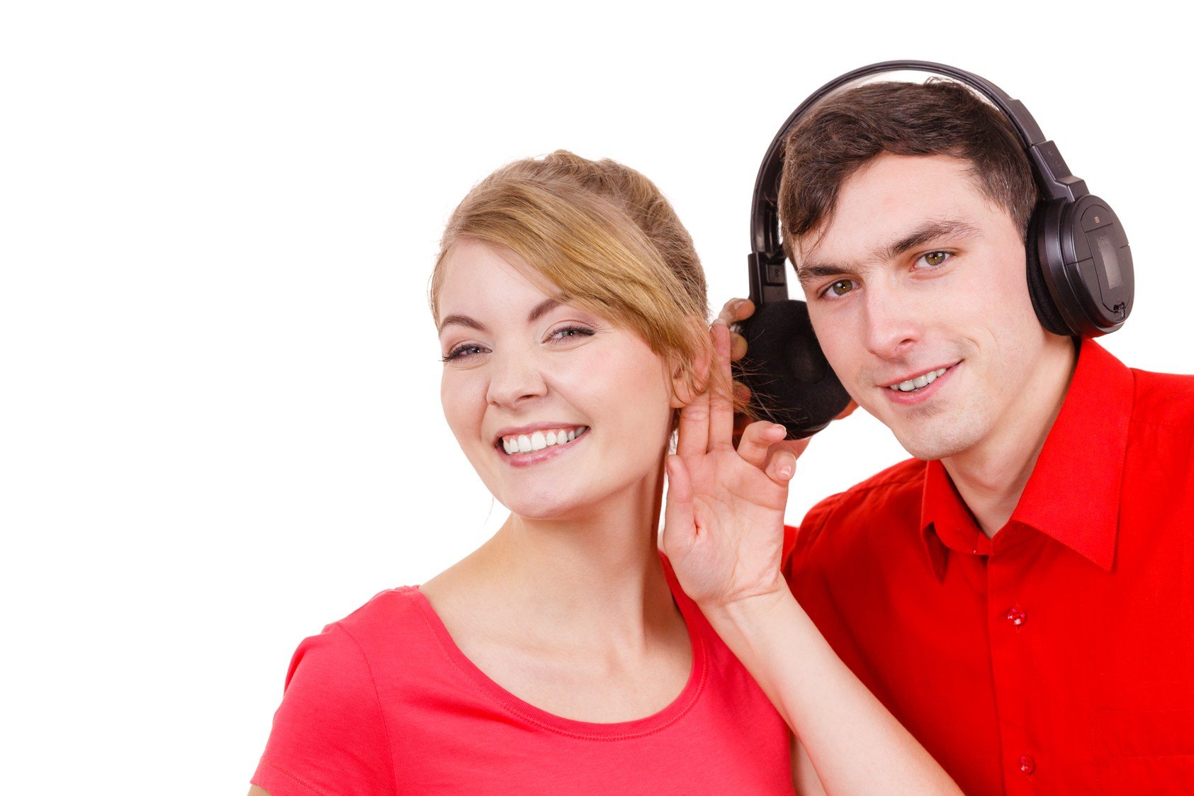 ヘッドフォンから流れる音に魅了され、フランスの旋律の世界に浸る男女。
