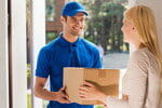 フランス 男性が女性に荷物を渡しています。