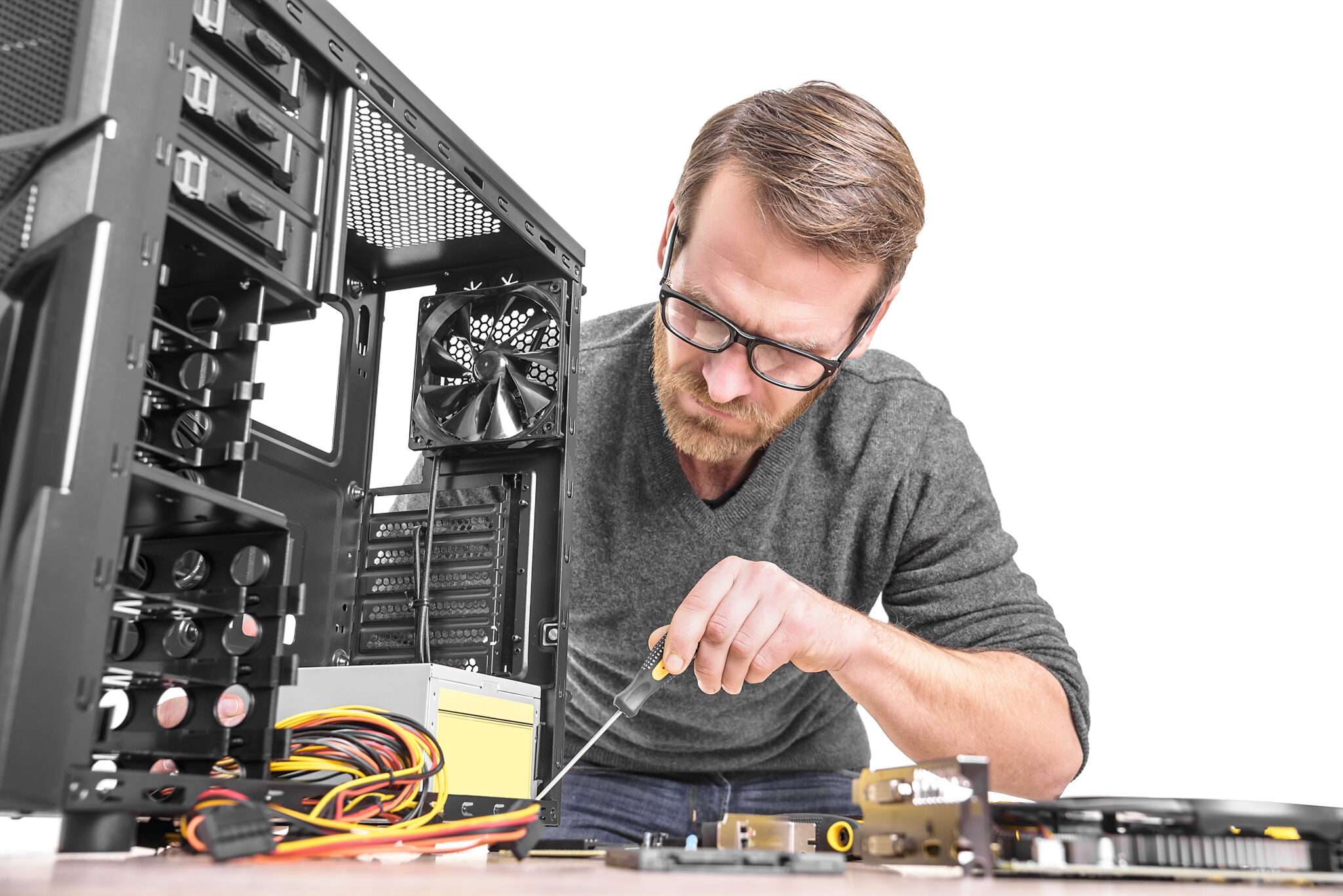 フランスで男性がコンピューターで作業しています。