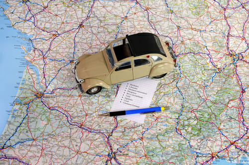 フランスの地図の上に小さな車が挑戦しています。