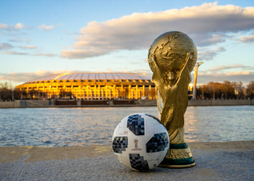 FIFA ワールドカップのトロフィーはサッカー ボールの隣にあり、フランスの勝利を表しています。