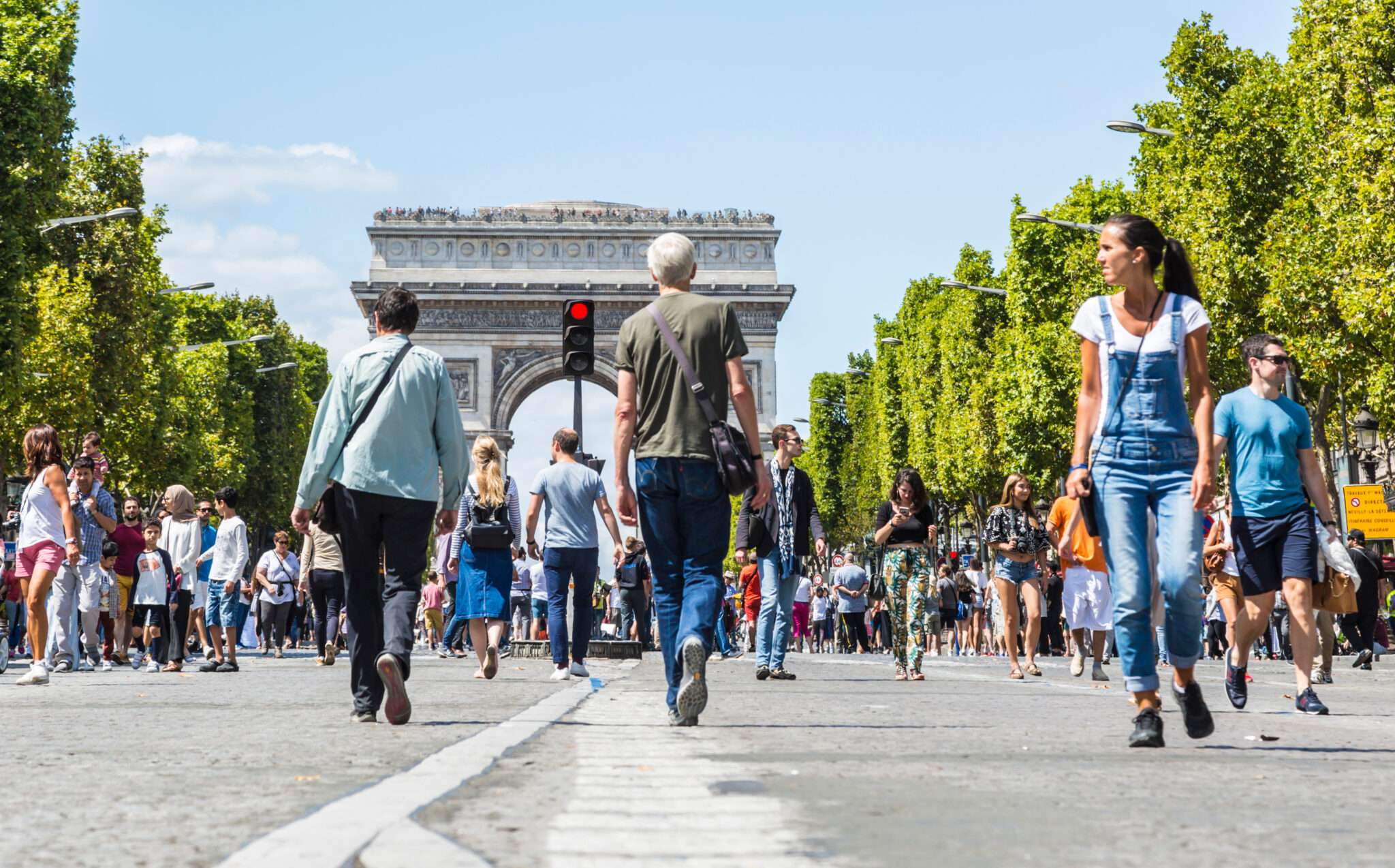 フランスの通りを歩いている人々のグループ。