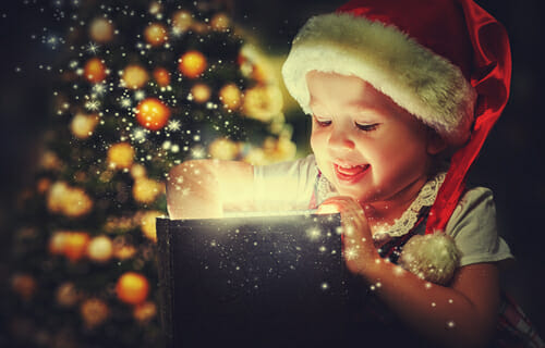 サンタ帽子をかぶった女の子が興奮してクリスマス プレゼントを開けています。
キーワード: サンタ帽子、クリスマス