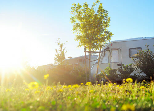 フランスの芝生の野原に駐車されたUn RV。