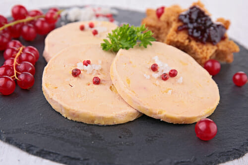 フランスのチーズとクランベリーが乗ったお皿。
