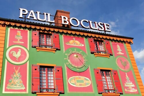 paul bousque の文字が書かれたカラフルなフランスの建物。