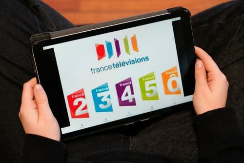 フランスのテレビのロゴが入った iPad を持っている人。
キーワード: フランス
