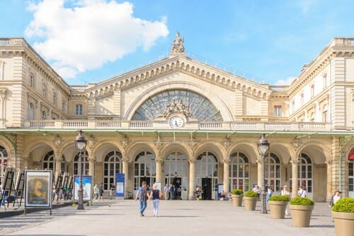フランス建築を思わせる華やかな建物とその前を歩く人々。