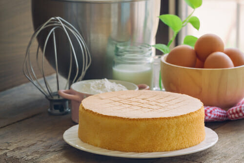 皿に卵やその他の具材を乗せたフランスのケーキ。
