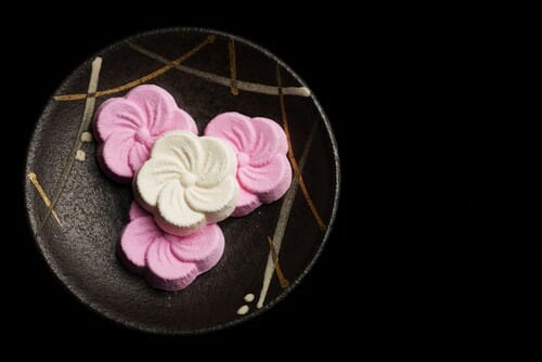 フランスを感じる黒地にピンクと白のお菓子のプレート。
