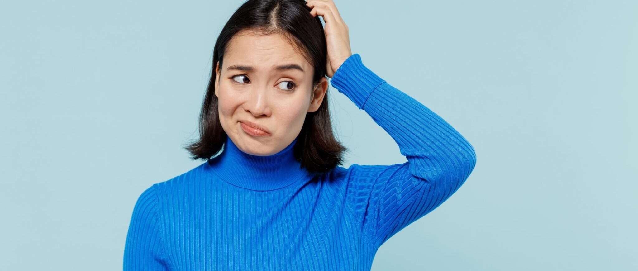 フランスで頭に手を置く若い女性。