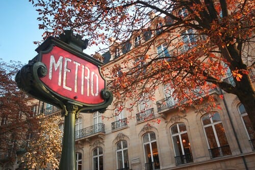 フランスの建物の前にある赤い地下鉄の標識。