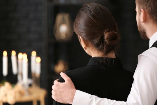 フランス男と女がろうそくの前で抱擁する。