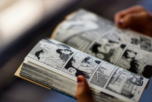 ある人がフランスの漫画本を読んでいます。