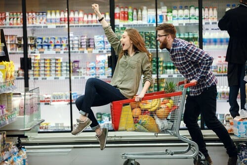 フランスでショッピングカートを持った食料品店にいるカップル。
