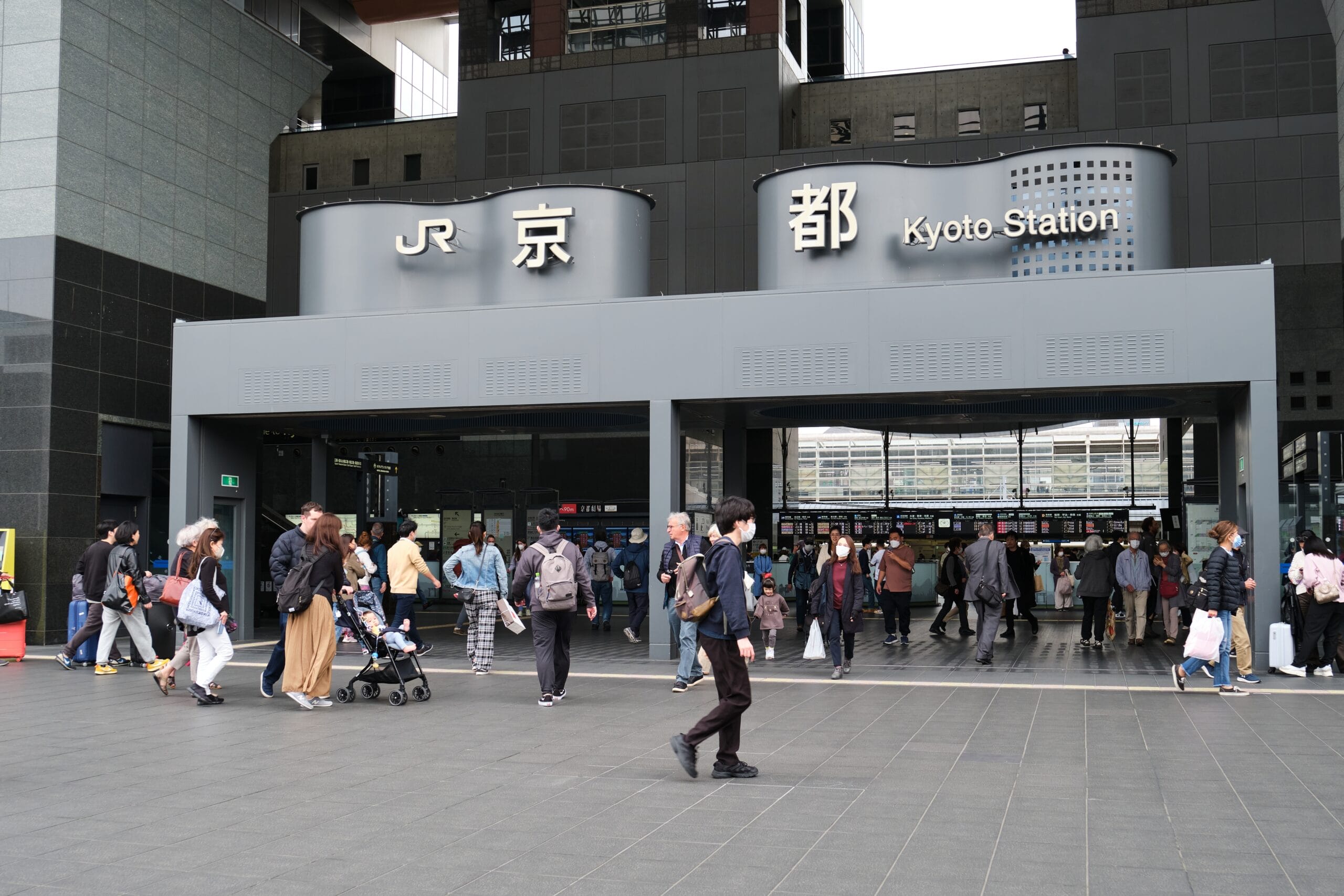 京都の京都駅では、日本語と英語の文字が書かれた看板を掲げて人々が行き交う。近くの居心地の良いフランス語教室マンツーマンでも、フランス語を学びたい人向けに個別のレッスンを提供しています。.