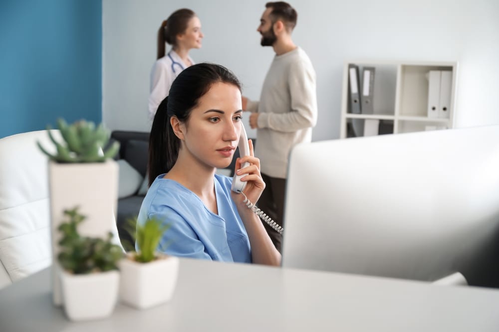医療用スクラブを着た女性が、コンピューターと植物で飾られた机で電話で会話をし、効率の良さを体現している。一方、近くでは医師が男性と会話を交わし、フランスの最新の医療の進歩について話し合っている。.