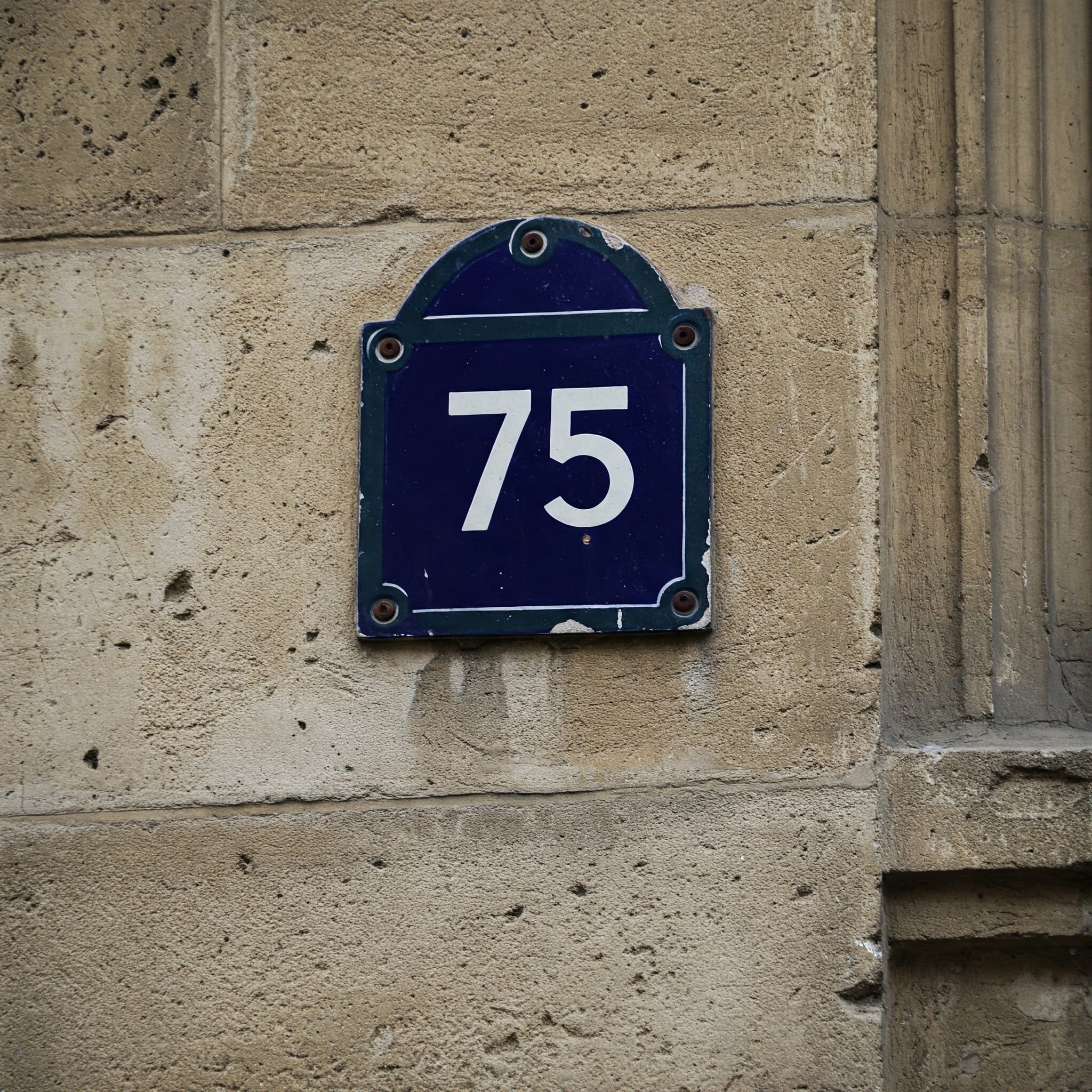 フランスの古い建物の壁にある番地プレート
